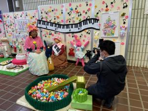 この写真はおはなしおばさん展示の取材の様子です。