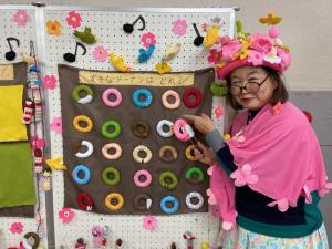 この写真は展示のドーナツタペストリーの様子です。