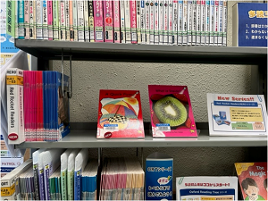 この写真は英文多読の新刊コーナーの写真です。