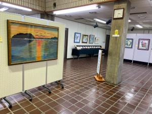 この写真は大きな作品が展示してある様子です。