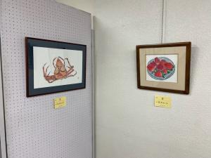 この写真はカニとイチゴの作品です。