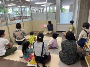 この写真はぬいぐるみのおとまり会の様子です。