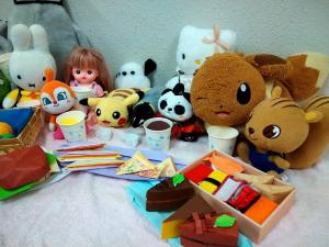 この写真はぬいぐるみのおとまり会の様子です。