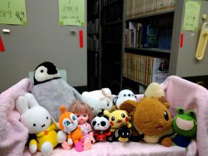 この写真はぬいぐるみのおとまり会の様子です。