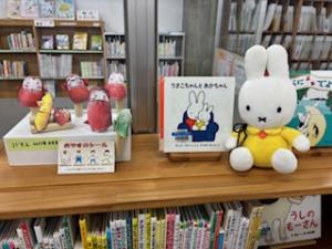 この写真はぬいぐるみのおとまり会の様子です。