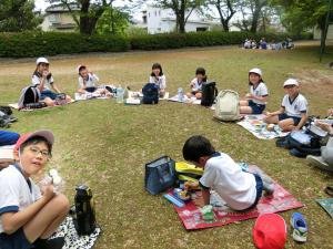 なかよし班でお弁当を食べている様子です。