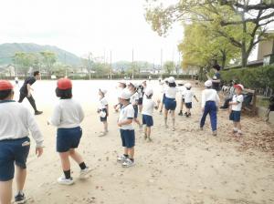 中央公園で５年生企画の遊びをしている様子です。