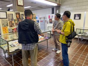 この写真は展示会取材の様子です。