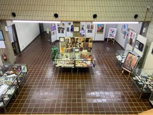 この写真は階段から見た展示室の様子です。