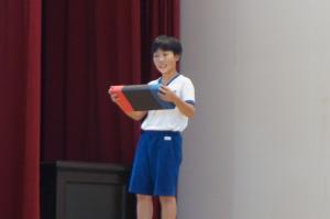 学校保健委員会で保健委員会の子が劇を行っている様子です。
