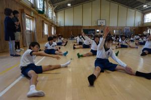 ストレスを解消するストレッチを行っている様子です。