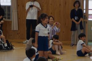 学校保健委員会の感想を発表している様子です。