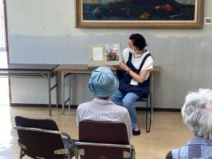 この写真は本のおもしろ話で本を紹介しているところです。