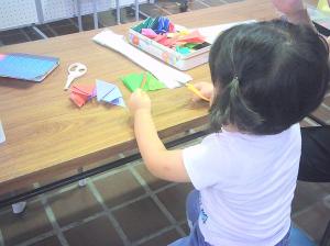 この写真は七夕かざりを作っている様子です。