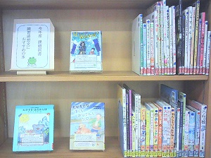 この写真は、７月児童室特集「夏に読みたい！おすすめの本
」の様子です