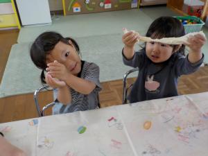 粘土を伸ばす５歳児