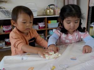粘土を触る５歳児