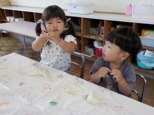 粘土をちぎる５歳児