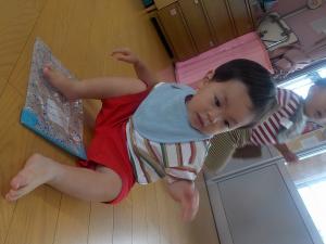 足でスライムを触る１歳児