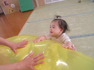 袋を叩く０歳児