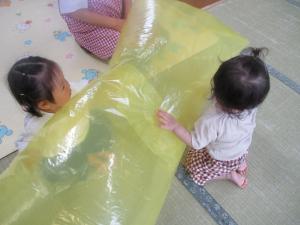 袋を触る２人の０歳児