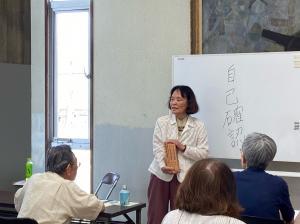 この写真は蒲郡の歌人井野佐登さんがお話しをしているところです。