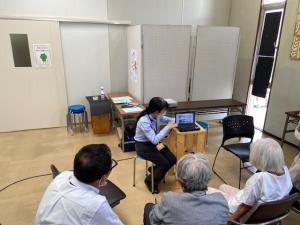 この写真は認知症予防の会で懐かしい写真を見ているところです。