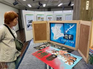 この写真は展示室の大型紙芝居の様子です。