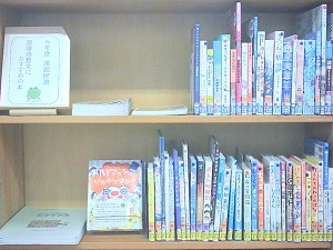 この写真は、８月児童室特集「夏に読みたい！おすすめの本
」の様子です