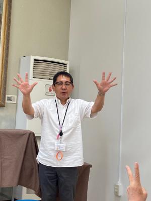 この写真は認知症予防体操でじゃんけんをやっているところです。