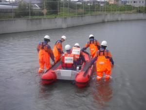 救命ボートにより要救助者を救出中