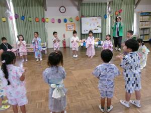 盆踊りをする子どもたち