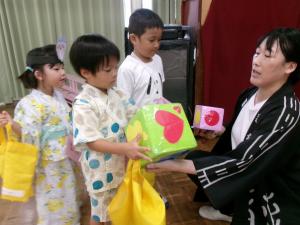 サイコロを持つ4歳児