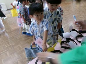 お面を選ぶ4歳児