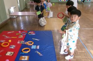 わなげをする5歳児