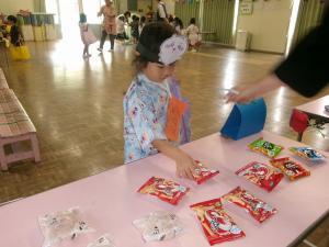 お菓子を選ぶ3歳児