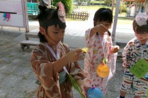 ヨーヨーを釣る5歳児