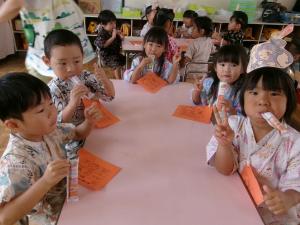 スティックゼリーを食べる5歳児