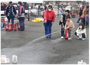 水消火器を体験する子どもたち