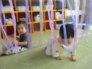 スズランテープをくぐる0歳児