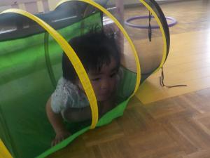 トンネルを通る1歳児