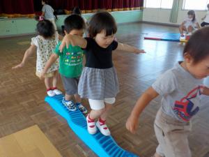 一本橋を通る2歳児