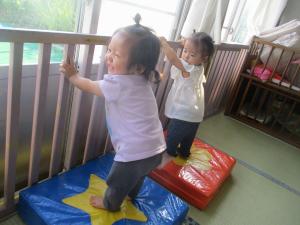 マットに立つ0歳児