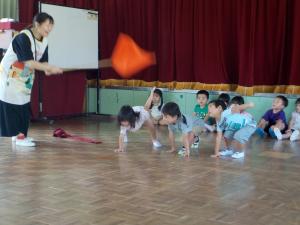 かけっこをする2歳児