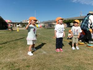 返事をする３歳児