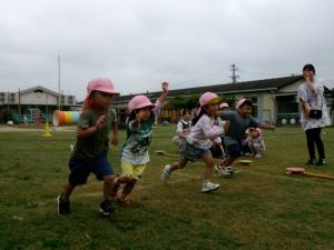かけっこをする４歳児