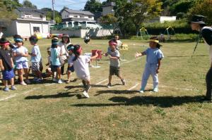 リレーをする５歳児