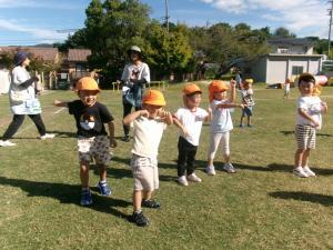 踊りをする３歳児