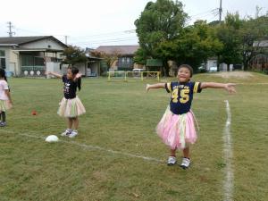 踊りをする４歳児