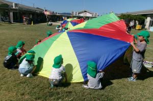 バルーンをする５歳児